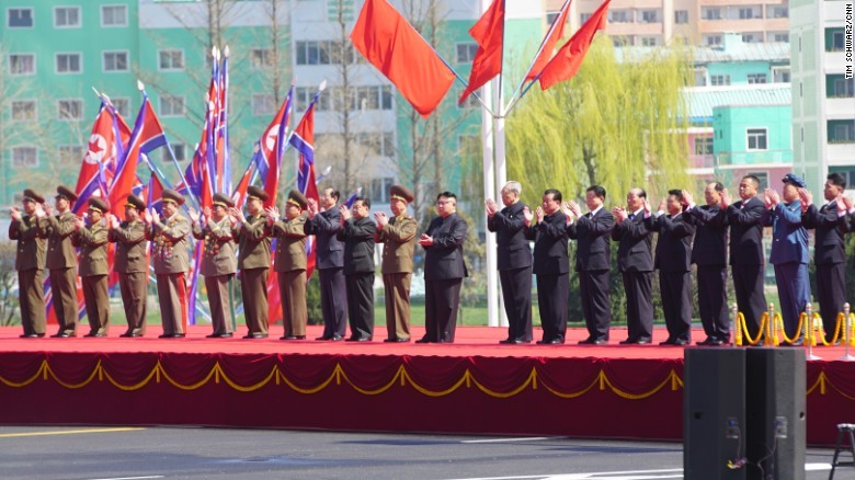 Anh: Ong Kim Jong-un cuoi tuoi trong le khanh thanh khu pho moi-Hinh-5